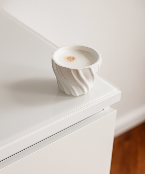 Keramik Becher mit Wellenstruktur aus der Serie Kaia – Materialdetail