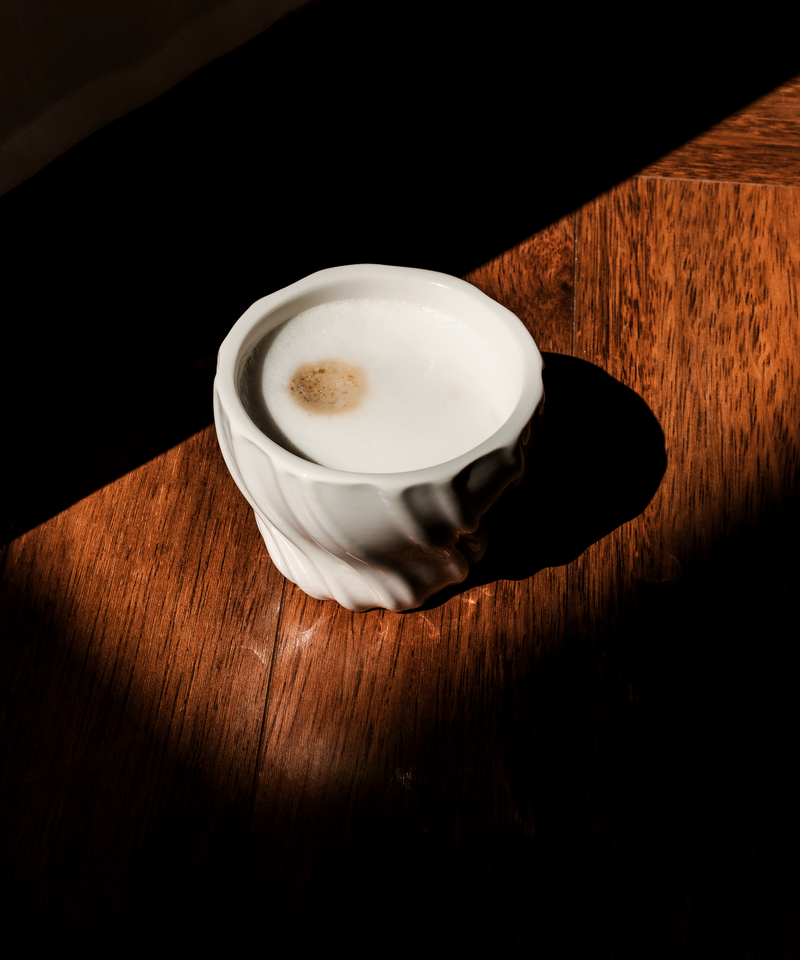 Keramik Becher mit Wellenstruktur aus der Serie Kaia – Nahaufnahme der Oberfläche