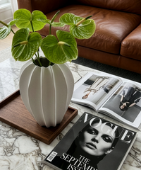 Gerippte Keramikvase in Blütenform | Calla
