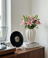 Gerippte Keramikvase in Blütenform | Calla