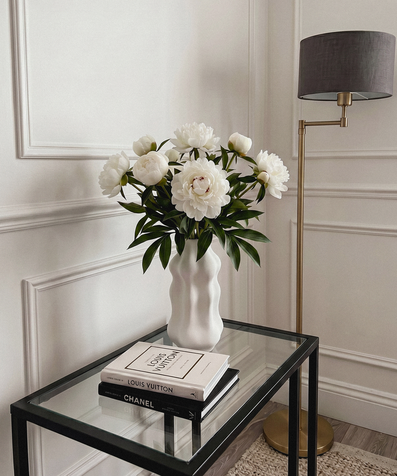 Schmale Keramikvase mit weich gewellter Silhouette aus der Serie Sana – Produktansicht