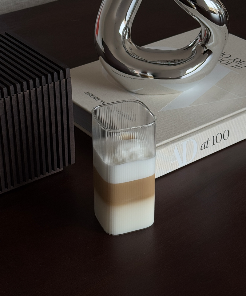 Geriffeltes Trinkglas im eckigen Design aus der Serie Kuba – Nahaufnahme der Oberfläche
