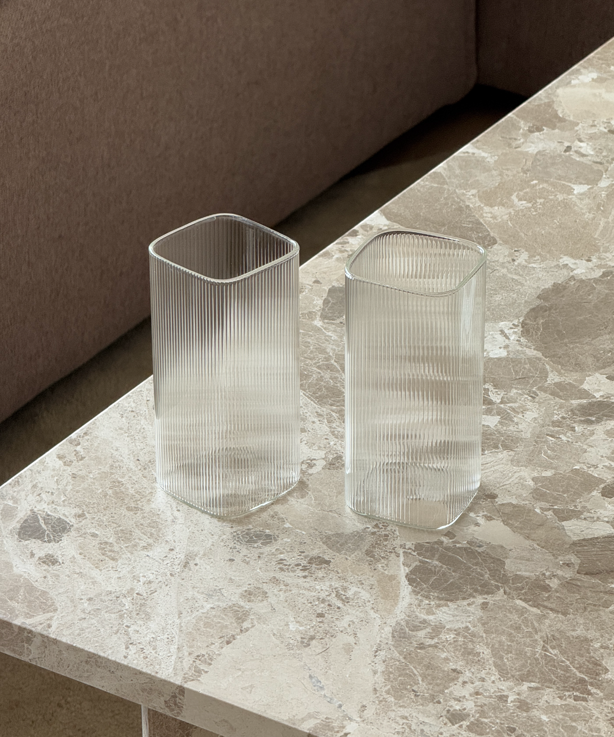 Geriffeltes Trinkglas im eckigen Design aus der Serie Kuba – Seitenansicht