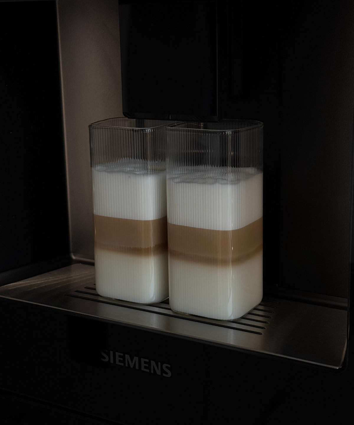 Geriffeltes Trinkglas im eckigen Design aus der Serie Kuba – Detailansicht