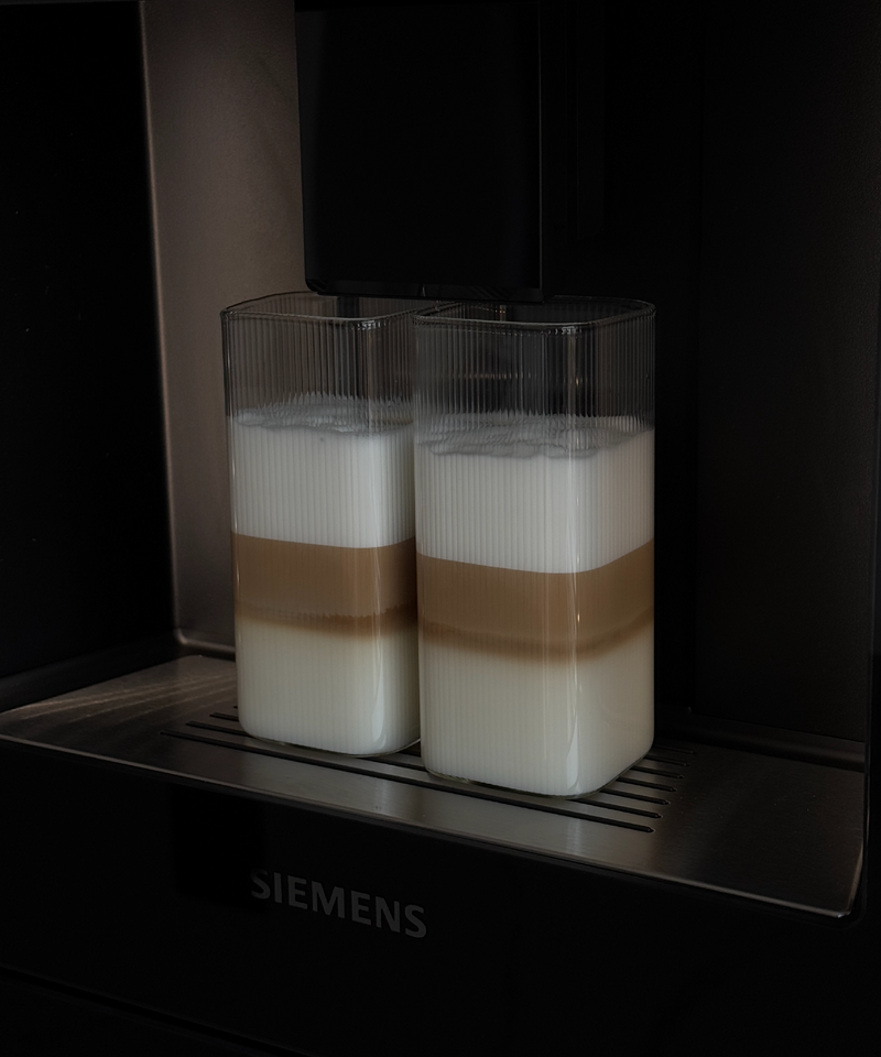 Geriffeltes Trinkglas im eckigen Design aus der Serie Kuba – Detailansicht