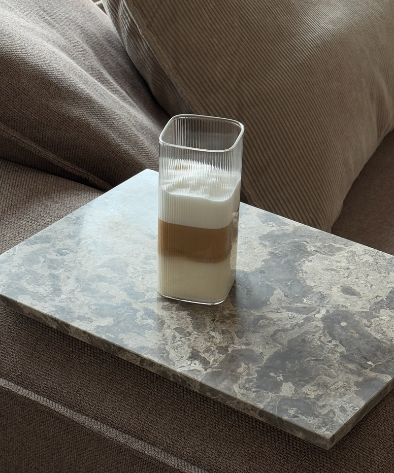 Geriffeltes Trinkglas im eckigen Design aus der Serie Kuba – im Wohnambiente
