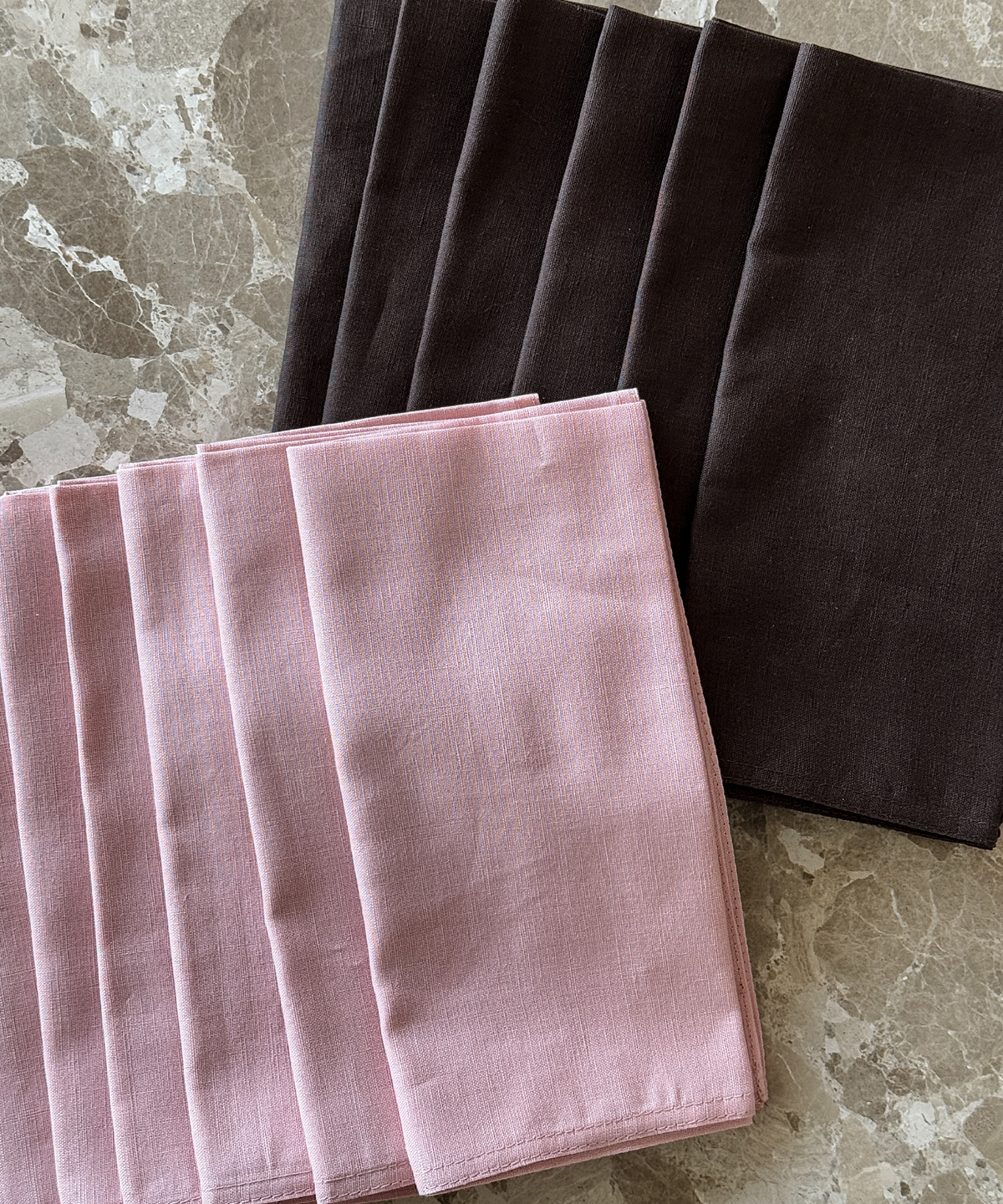 Dunkelbraune Servietten 6er Set aus der Serie Kyla – Seitenansicht