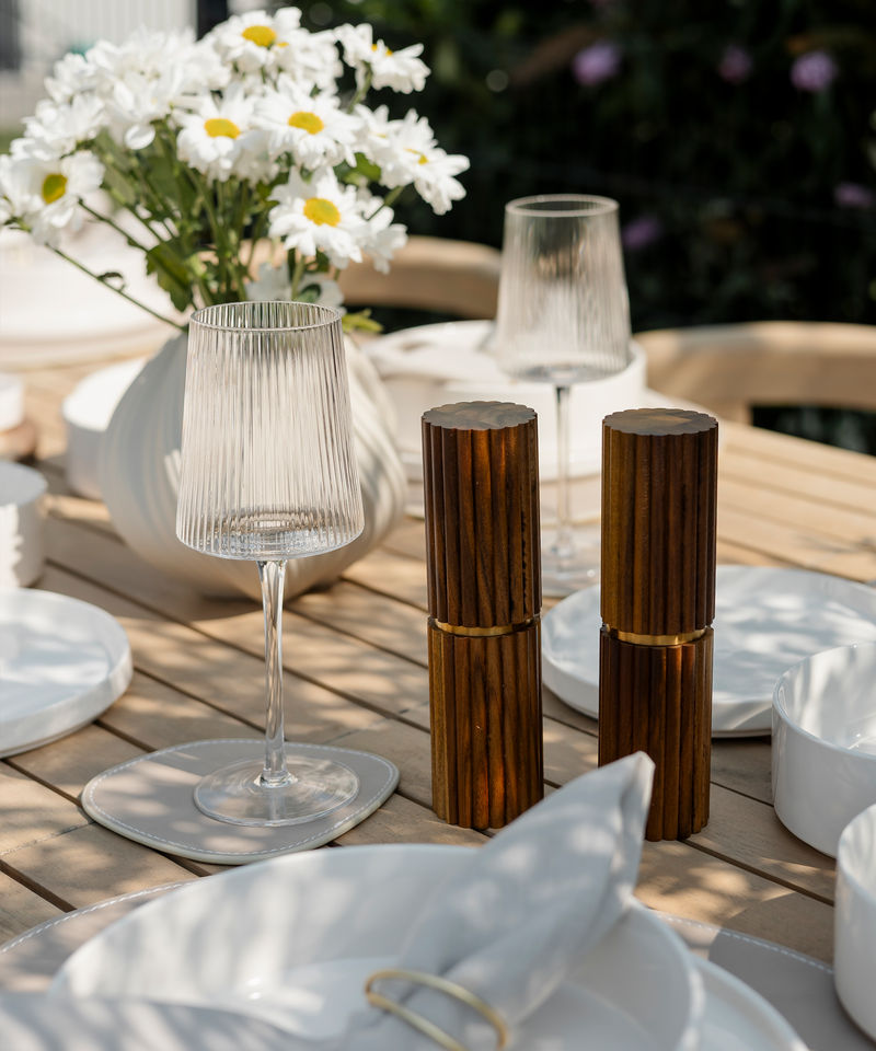 Salz- und Pfeffermühle im Rillen-Design, Serie Marlo – Nahaufnahme der Oberfläche