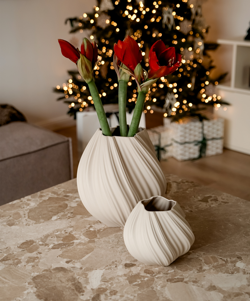 Set aus großer und kleiner Keramik Vase in Beige aus der Serie Flora – im Wohnambiente