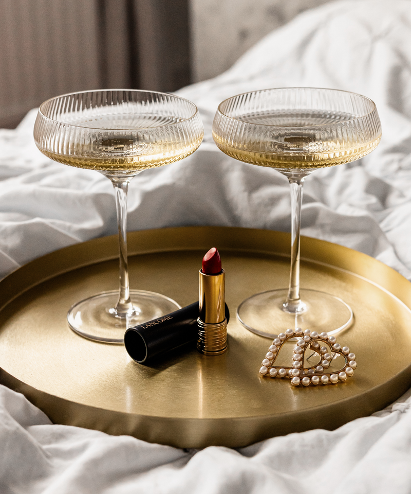 Champagnerglas mit geriffelter Oberfläche aus der Serie Paris – Produktansicht im Wohnambiente