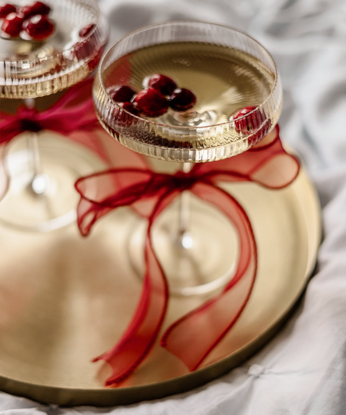 Champagnerglas mit geriffelter Oberfläche aus der Serie Paris – Nahaufnahme des Materials