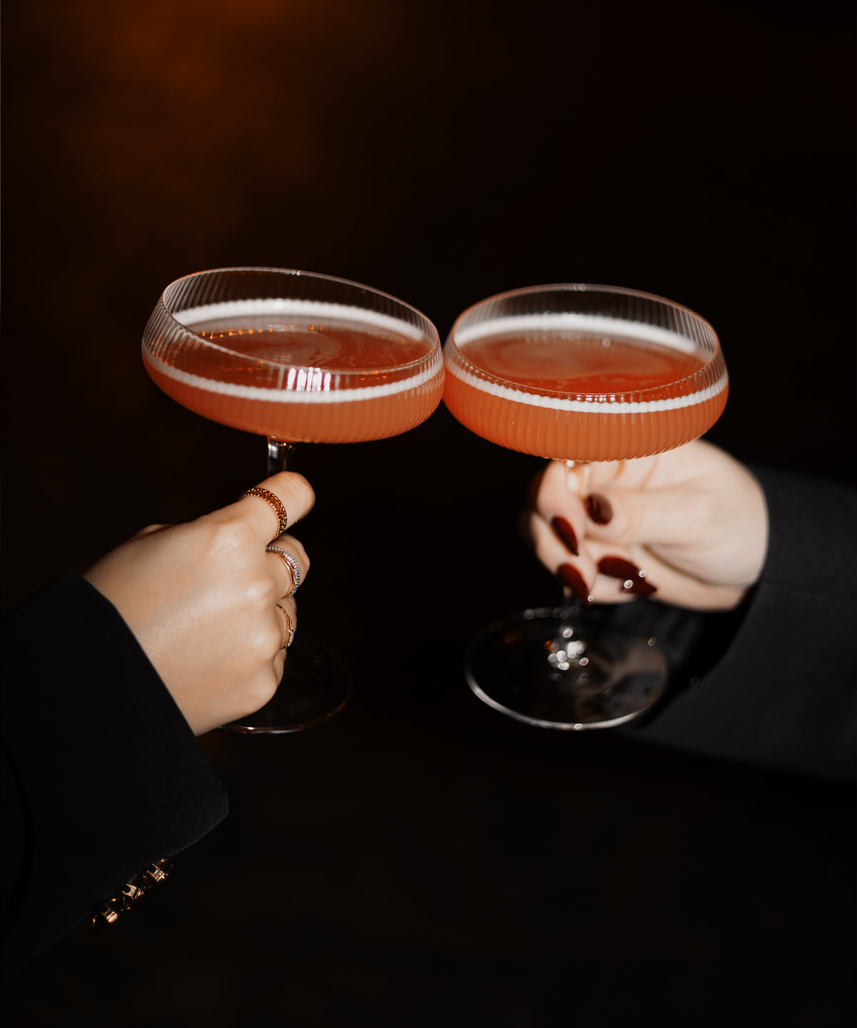 Champagnerglas mit geriffelter Oberfläche aus der Serie Paris – Seitenansicht