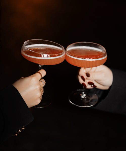 Champagnerglas mit geriffelter Oberfläche aus der Serie Paris – Seitenansicht
