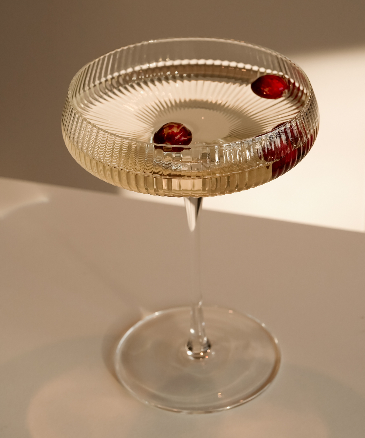 Champagnerglas mit geriffelter Oberfläche aus der Serie Paris – Seitenansicht im Detail
