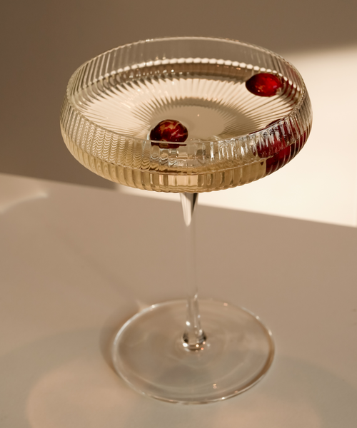 Champagnerglas mit geriffelter Oberfläche aus der Serie Paris – Seitenansicht im Detail