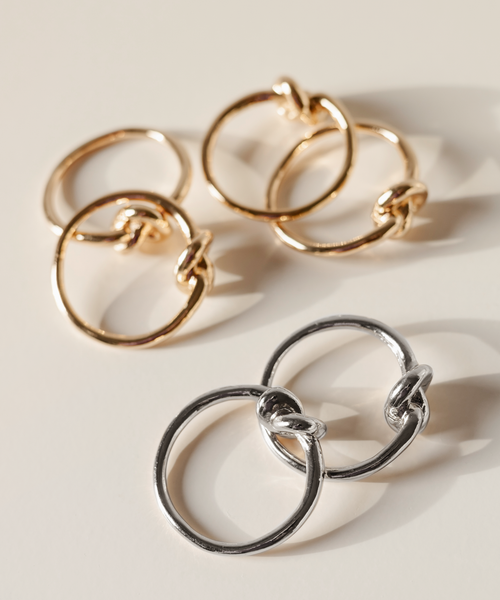 Serviettenringe in Gold und Silber im 2x 6er Set aus der Serie Tye – Detailansicht