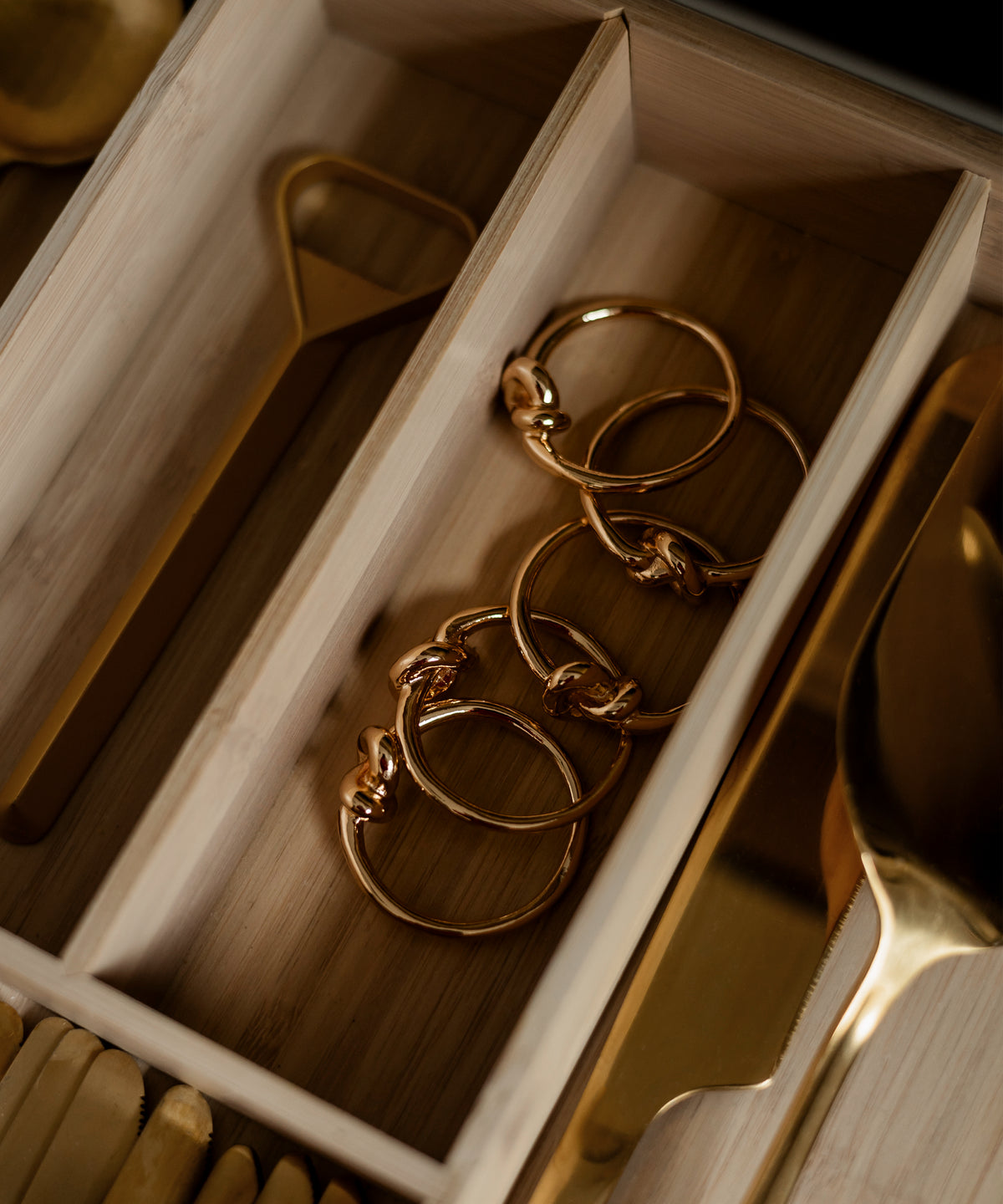 Serviettenringe in Gold, 6er Set aus der Serie Tye – Produktansicht