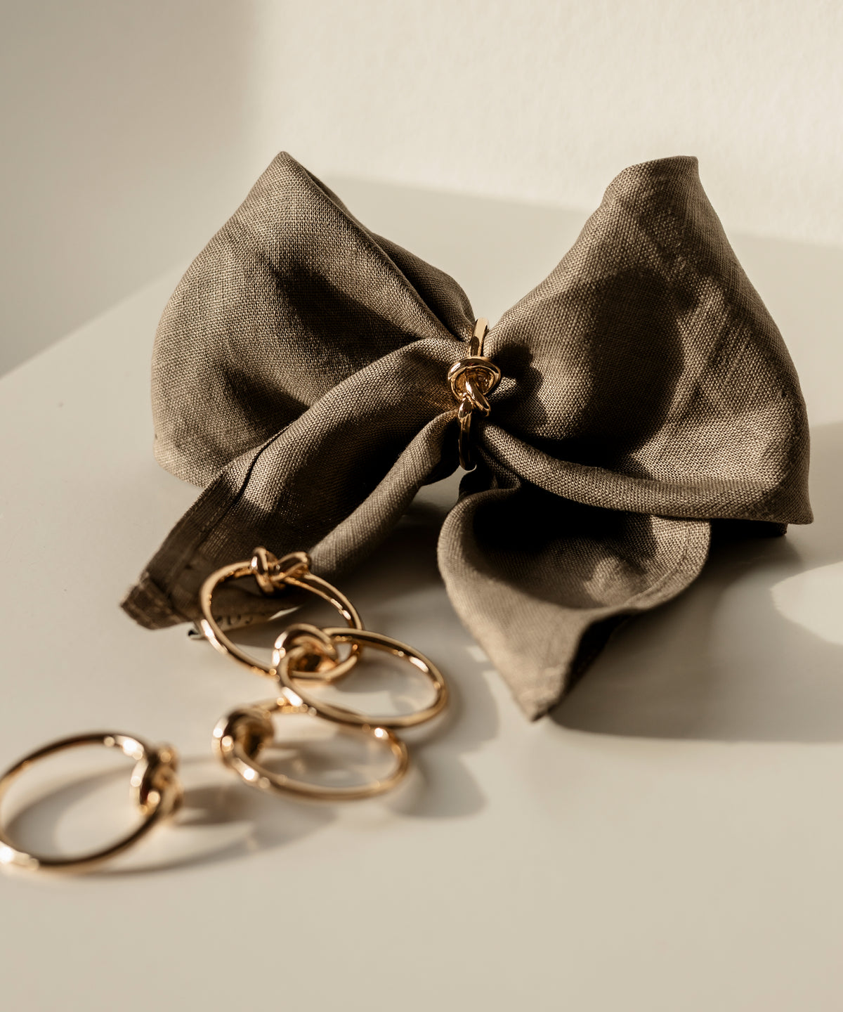 Serviettenringe in Gold, 6er Set aus der Serie Tye – Detailansicht