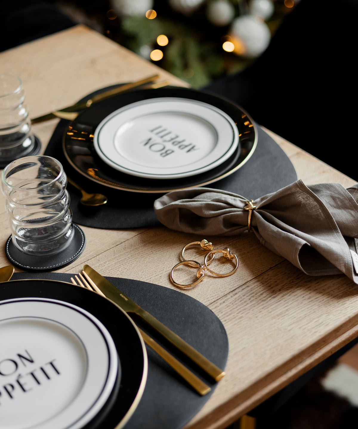 Serviettenringe in Gold, 6er Set aus der Serie Tye – Draufsicht