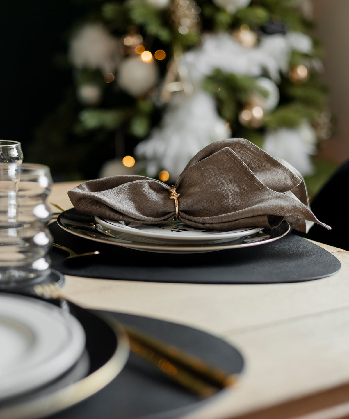 Serviettenringe in Gold, 6er Set aus der Serie Tye – im Wohnambiente