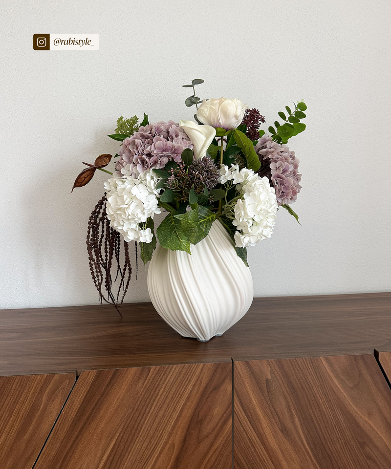 Große Keramik Vase Cremeweiß, Serie Flora – im Wohnambiente
