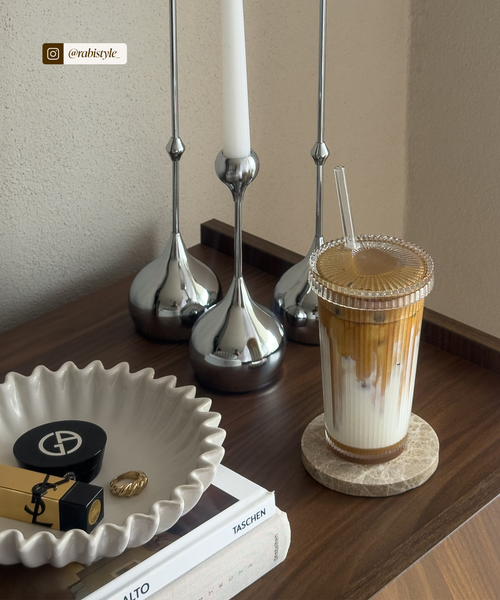 Geriffeltes Glas mit Glasdeckel und Glasstrohhalm aus der Serie Paris – Seitenansicht im Detail