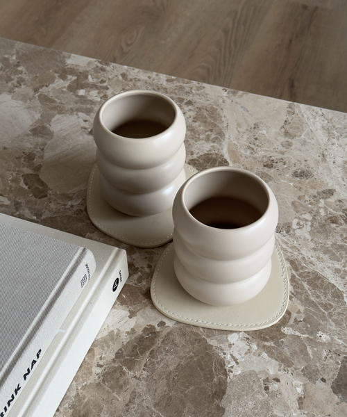 Wellenförmiger Keramik Becher Beige aus der Serie Mya – Größenübersicht