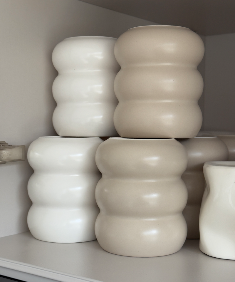 Wellenförmiger Keramik Becher Beige aus der Serie Mya – Materialdetail