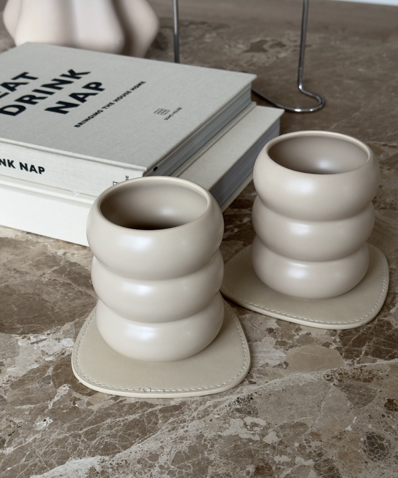 Wellenförmiger Keramik Becher Beige aus der Serie Mya – Detailansicht