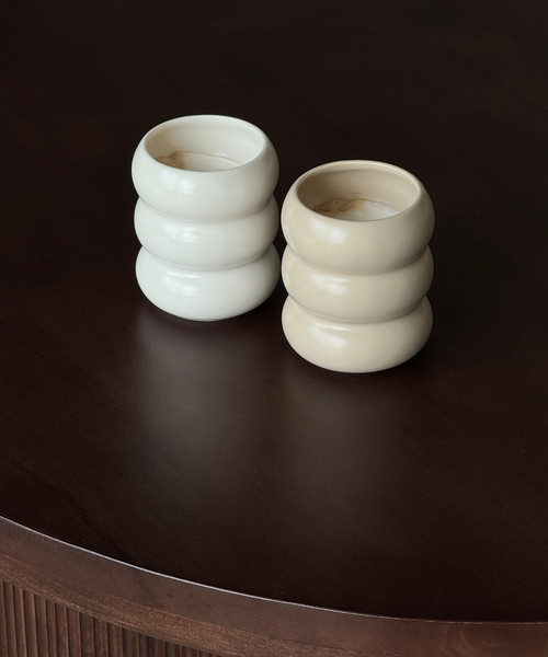 Wellenförmiger Keramik Becher Beige aus der Serie Mya – im Wohnambiente