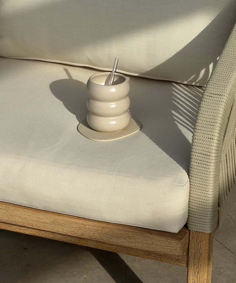 Wellenförmiger Keramik Becher Beige aus der Serie Mya – Produktansicht
