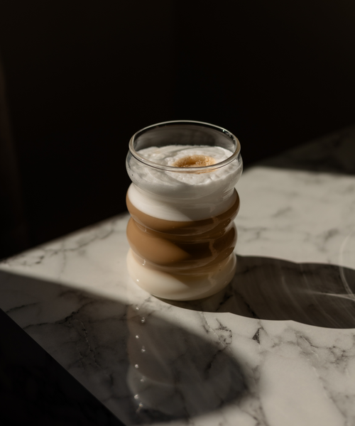 Trinkglas im Wellen-Design aus der Serie Mykonos – Seitenansicht im Detail