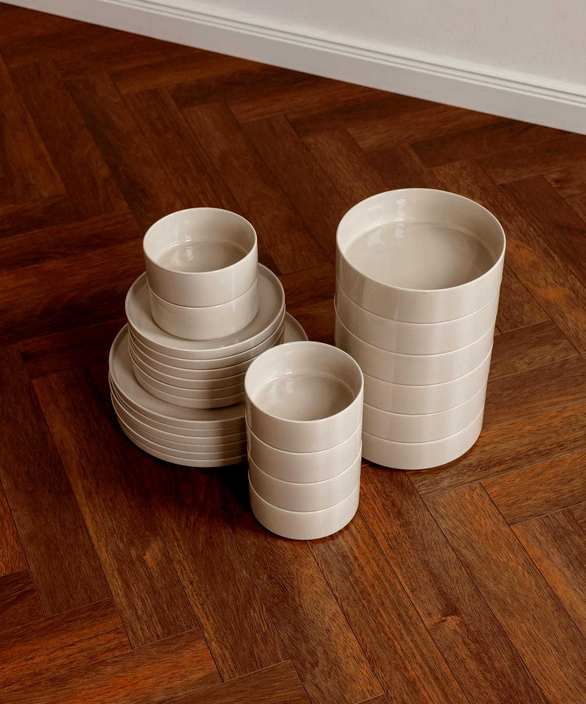 Geschirrset in Beige glänzend aus der Serie Nia – Draufsicht
