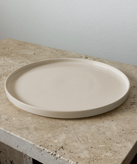 Großer Teller in Beige – nia collection von 7 O'CLOCK
