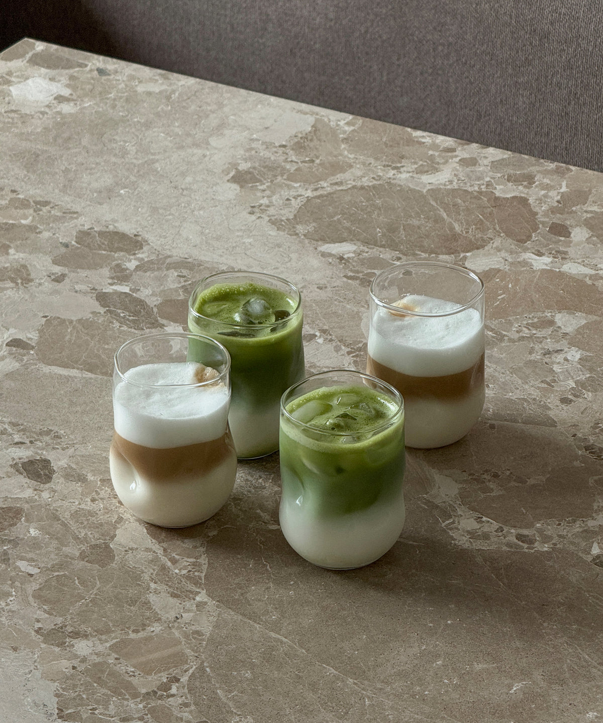 Modernes Trinkglas mit Wölbungen aus der Serie Nizza – im Wohnambiente