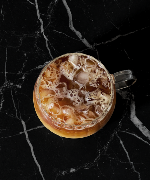 Glastasse im Streifen-Design aus der Serie Norway – Detailansicht der Verarbeitung