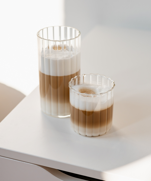 Kleines Trinkglas im Streifen-Design aus der Serie Norway – Nahaufnahme der Oberfläche