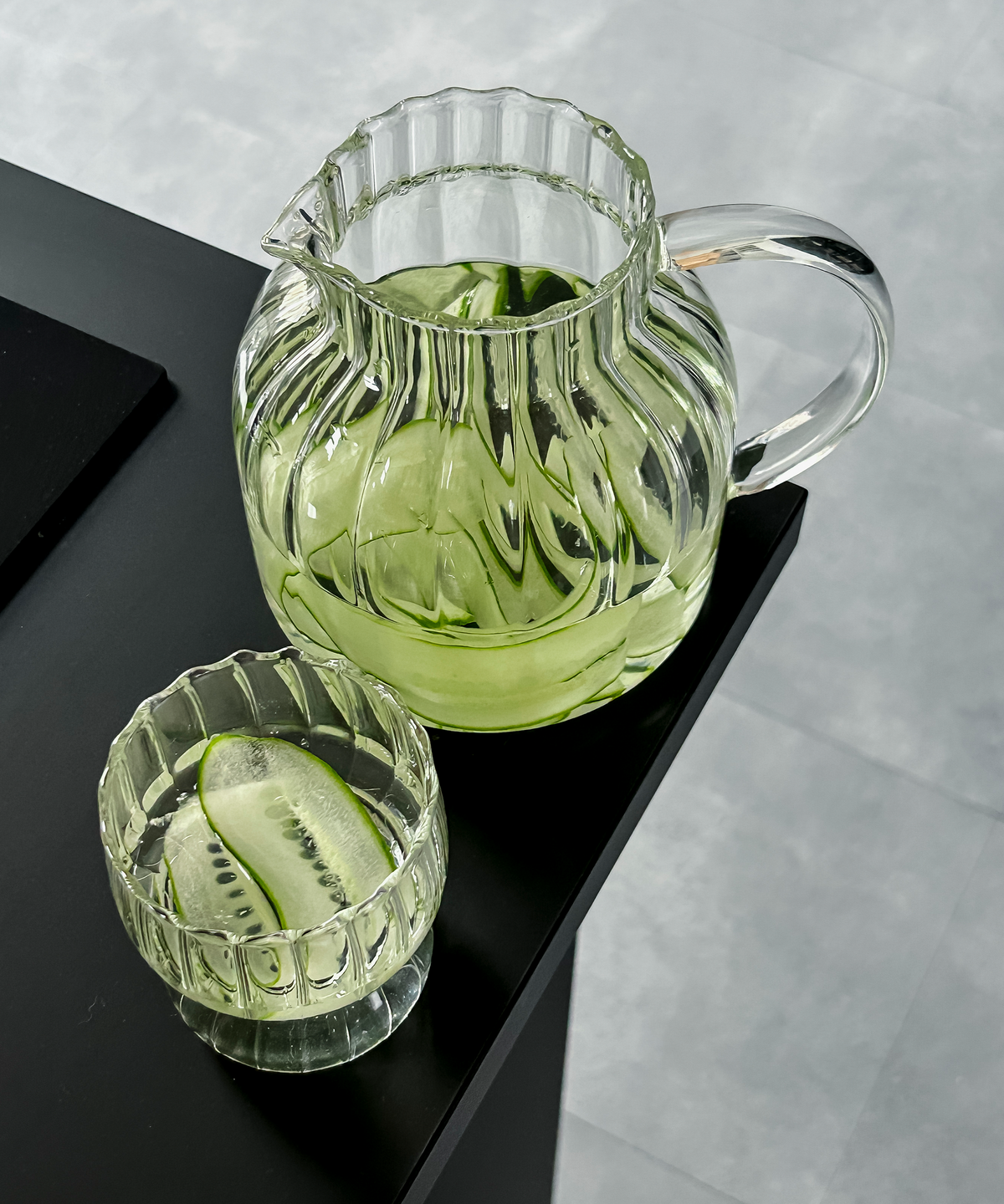 Teekaraffe und Glastassen-Set im Streifen-Design aus der Serie Norway – Nahaufnahme der Oberfläche
