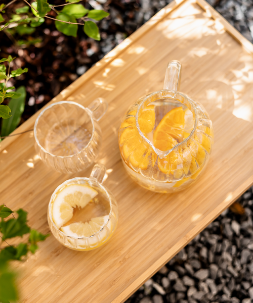 Teekaraffe und Glastassen-Set im Streifen-Design aus der Serie Norway – Seitenansicht im Detail