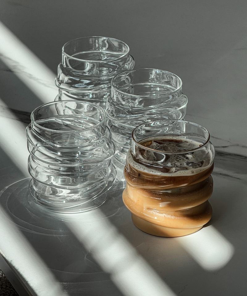 Trinkglas mit Spiral-Twist aus der Serie Orlando – Nahaufnahme der Oberfläche