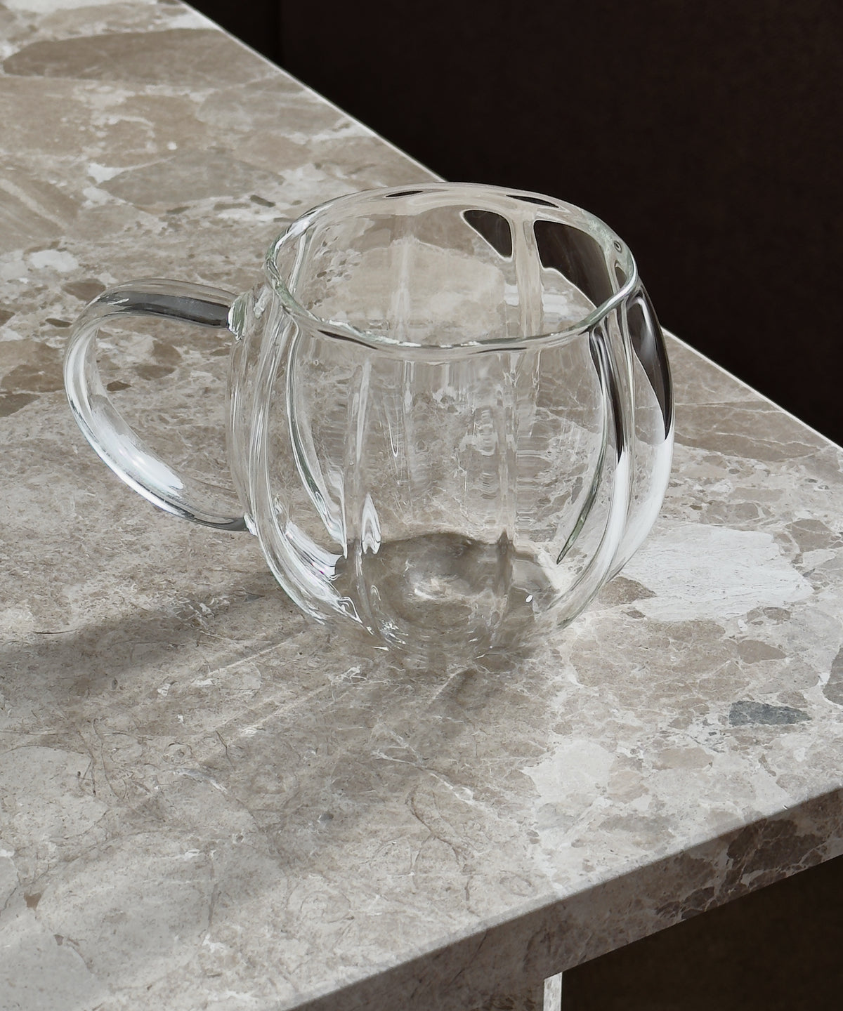 Glastasse im Streifen-Design aus der Serie Oslo – Seitenansicht