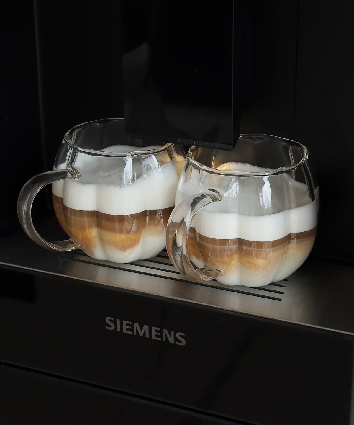 Glastasse im Streifen-Design aus der Serie Oslo – Nahaufnahme der Oberfläche