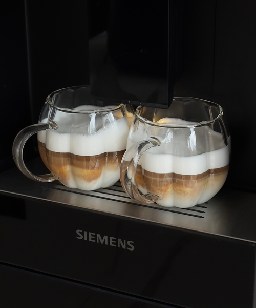 Glastasse im Streifen-Design aus der Serie Oslo – Nahaufnahme der Oberfläche