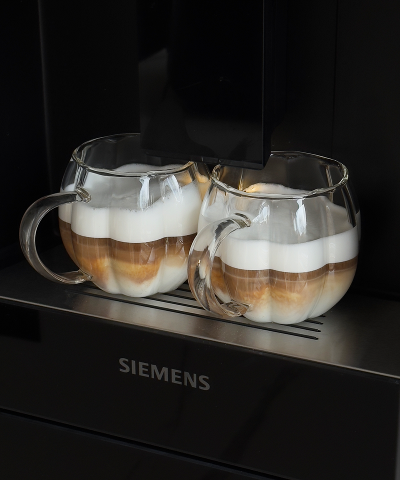 Glastasse im Streifen-Design aus der Serie Oslo – Nahaufnahme der Oberfläche