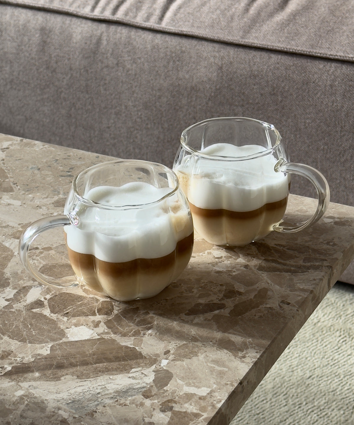 Glastasse im Streifen-Design aus der Serie Oslo – Detailansicht