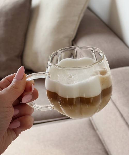 Glastasse im Streifen-Design aus der Serie Oslo – im Wohnambiente