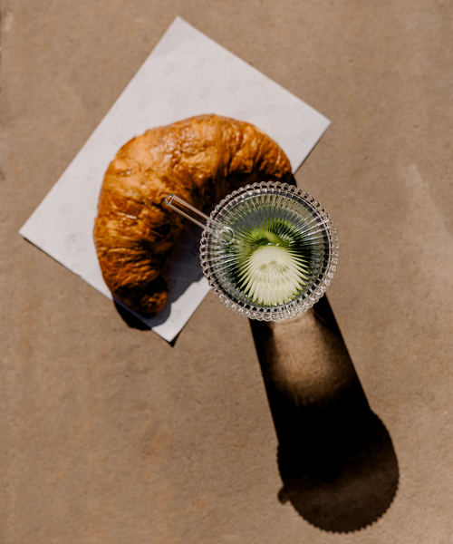 Geriffeltes Glas mit Glasdeckel und Glasstrohhalm aus der Serie Paris – im Wohnambiente