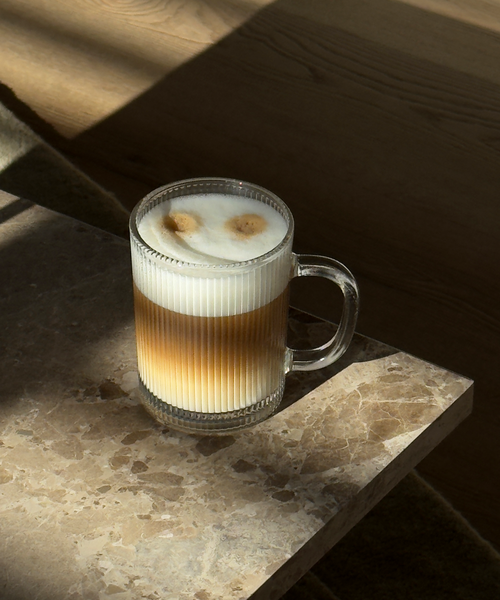 Geriffelte Glastasse 300 ml aus der Serie Paris – Produktansicht im Wohnambiente