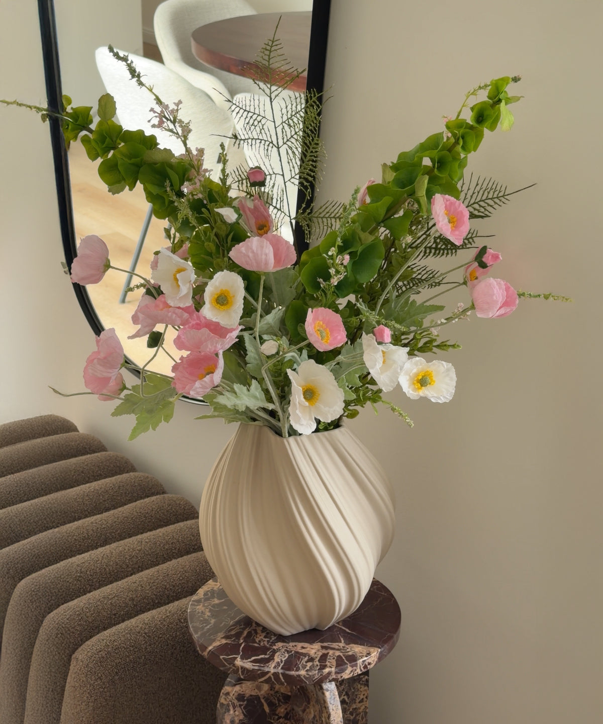 Kunstblumen-Bouquet Poppy Field 8er in Weiß, Rosa und Grün aus der Serie Bloom – in Keramikvase auf dem Marmor-Beistelltisch im Wohnzimmer