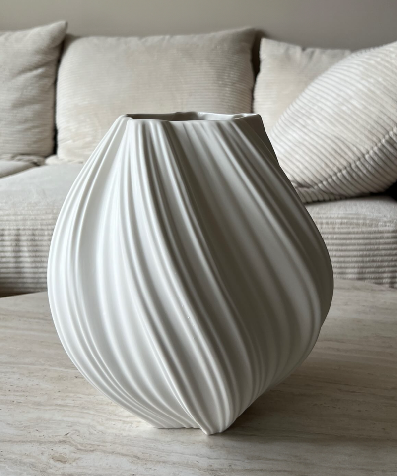 Set aus großer und kleiner Keramik Vase in Cremeweiß aus der Serie Flora – Materialdetail